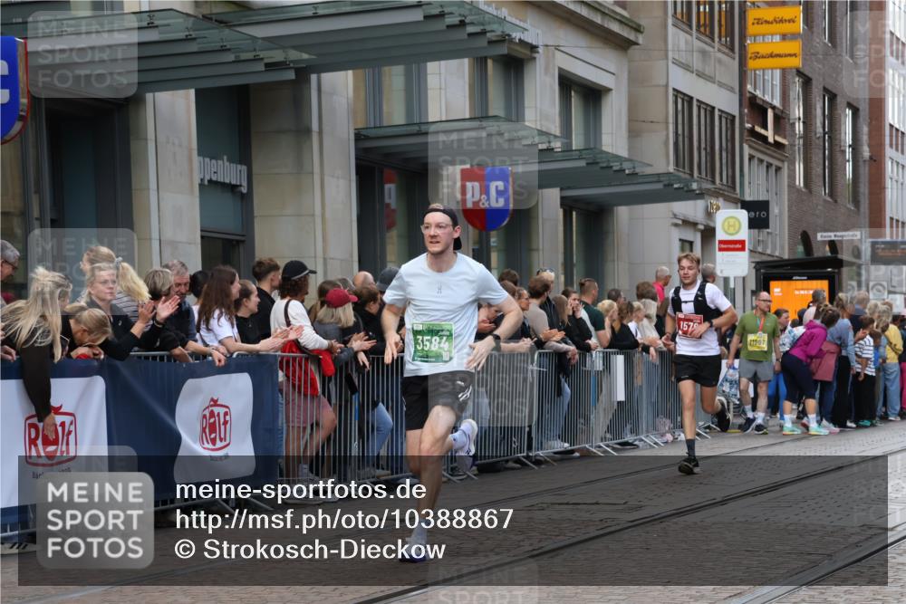 13.09.2026 - 21. swb-Marathon Bremen Strokosch-Dieckow http://msf.ph/oto/10388867 13.09.2026 12:58:59 Ziel 658, 1248, 1508, 1751, 1800, 1993, 2651, 3584, 3688, 4096, 4399, 6991, 8383, 9533, 1118, 1576, 2049, 3624, 4399, 4847, 6929, 8065, 8994, 9120, 9329 meine-sportfotos.de