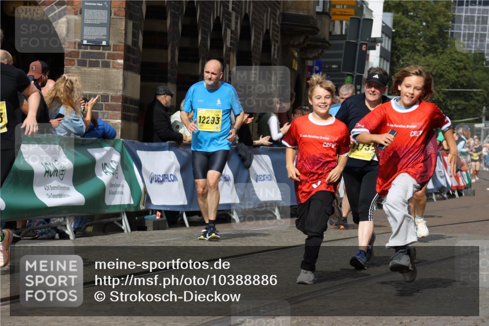 13.09.2026 - 21. swb-Marathon Bremen Strokosch-Dieckow http://msf.ph/oto/10388886 13.09.2026 11:10:19 Ziel 10299, 10435, 10645, 10737, 10751, 11119, 11383, 11437, 11441, 12207, 10002, 10169, 10247, 10361, 10422, 10706, 10719, 10768, 10791, 10890, 11080, 11283, 11298, 11300, 11957, 11982, 12183, 12227, 12454, 12550 meine-sportfotos.de