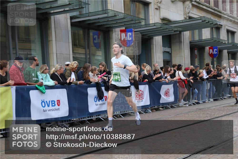 13.09.2026 - 21. swb-Marathon Bremen Strokosch-Dieckow http://msf.ph/oto/10388887 13.09.2026 12:59:00 Ziel 658, 1248, 1508, 1751, 1800, 1993, 2651, 3584, 3688, 4096, 6991, 8383, 9533, 1118, 1576, 3624, 4399, 4847, 6929, 8065, 8994, 9120, 9329 meine-sportfotos.de