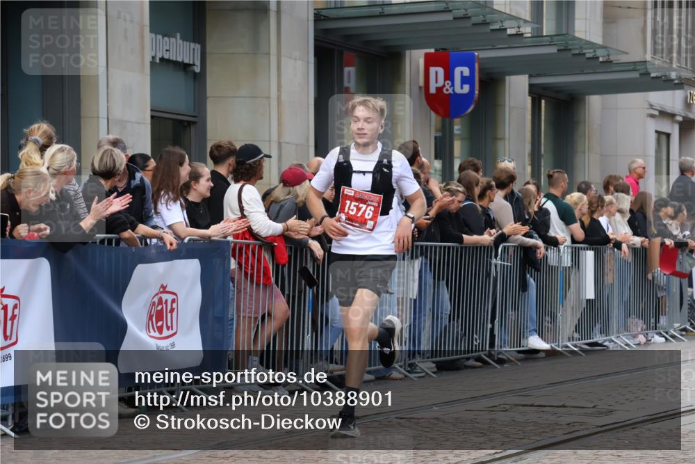 13.09.2026 - 21. swb-Marathon Bremen Strokosch-Dieckow http://msf.ph/oto/10388901 13.09.2026 12:59:01 Ziel 658, 1248, 1508, 1751, 1800, 1993, 2651, 3251, 3584, 3688, 4096, 6991, 8383, 9533, 1118, 1576, 3624, 3688, 4399, 4847, 6929, 8065, 8994, 9120, 9329 meine-sportfotos.de