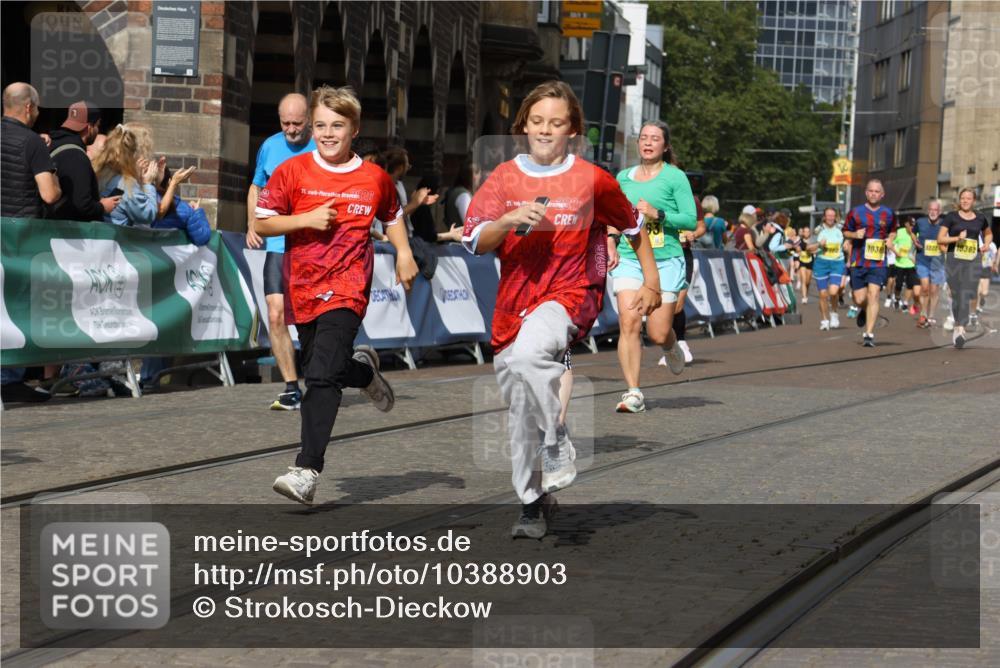 13.09.2026 - 21. swb-Marathon Bremen Strokosch-Dieckow http://msf.ph/oto/10388903 13.09.2026 11:10:20 Ziel 10299, 10435, 10645, 10751, 11119, 11383, 11437, 11441, 12207, 10002, 10169, 10247, 10422, 10706, 10719, 10768, 10791, 10890, 11080, 11283, 11298, 11300, 11957, 11982, 12183, 12227, 12454, 12550 meine-sportfotos.de