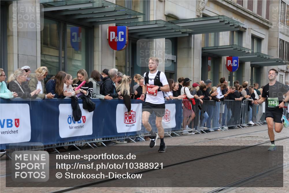 13.09.2026 - 21. swb-Marathon Bremen Strokosch-Dieckow http://msf.ph/oto/10388921 13.09.2026 12:59:02 Ziel 658, 1248, 1508, 1751, 1800, 1993, 2651, 3251, 3584, 4096, 6991, 8383, 9533, 1118, 1576, 3624, 3688, 4399, 4847, 6929, 8065, 8994, 9120, 9329 meine-sportfotos.de