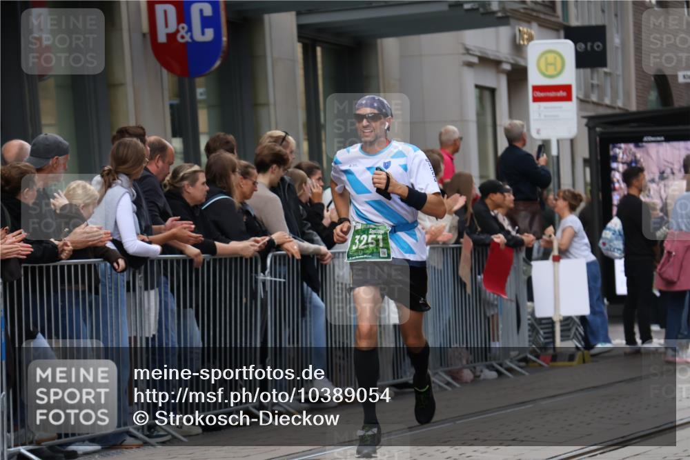 13.09.2026 - 21. swb-Marathon Bremen Strokosch-Dieckow http://msf.ph/oto/10389054 13.09.2026 12:59:15 Ziel 126, 277, 466, 862, 1248, 1800, 1852, 2651, 3251, 4964, 5316, 5828, 6557, 9533, 658, 1118, 1508, 1751, 1993, 2651, 3584, 3688, 4096, 4399, 4847, 6991, 8383, 8994, 9120, 9329, 9533 meine-sportfotos.de