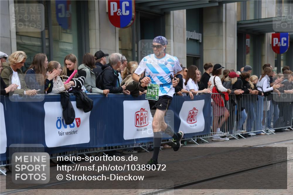 13.09.2026 - 21. swb-Marathon Bremen Strokosch-Dieckow http://msf.ph/oto/10389072 13.09.2026 12:59:17 Ziel 126, 277, 466, 862, 1800, 1852, 3251, 4964, 5316, 5828, 6557, 658, 1118, 1248, 1508, 1751, 1800, 1993, 2651, 3584, 3688, 4096, 4399, 6991, 8383, 8994, 9120, 9329, 9533 meine-sportfotos.de
