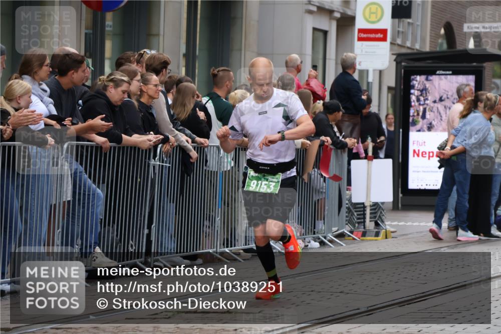 13.09.2026 - 21. swb-Marathon Bremen Strokosch-Dieckow http://msf.ph/oto/10389251 13.09.2026 12:59:40 Ziel 603, 735, 807, 1320, 1485, 1571, 1758, 1911, 1930, 7170, 8850, 9153, 126, 277, 466, 862, 1248, 1800, 1852, 2651, 3251, 4964, 5316, 5828, 6557, 9533 meine-sportfotos.de