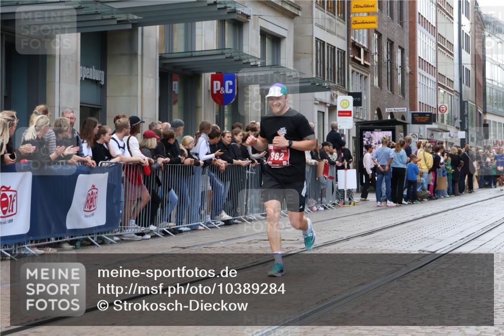 13.09.2026 - 21. swb-Marathon Bremen Strokosch-Dieckow http://msf.ph/oto/10389284 13.09.2026 12:59:44 Ziel 603, 735, 807, 912, 1320, 1571, 1758, 1911, 1930, 7170, 8689, 8850, 9153, 126, 277, 466, 862, 1485, 1852, 3251, 4964, 5316, 5828, 6557 meine-sportfotos.de