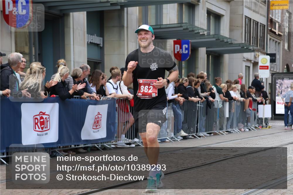 13.09.2026 - 21. swb-Marathon Bremen Strokosch-Dieckow http://msf.ph/oto/10389293 13.09.2026 12:59:44 Ziel 603, 735, 807, 912, 1320, 1571, 1758, 1911, 1930, 7170, 8689, 8850, 9153, 126, 277, 466, 862, 1485, 1852, 3251, 4964, 5316, 5828, 6557 meine-sportfotos.de