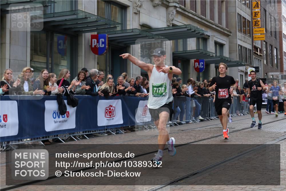 13.09.2026 - 21. swb-Marathon Bremen Strokosch-Dieckow http://msf.ph/oto/10389332 13.09.2026 12:59:53 Ziel 603, 671, 735, 912, 1571, 1758, 1911, 1930, 2683, 5776, 7015, 7170, 8689, 126, 277, 466, 807, 862, 1320, 1485, 1852, 4964, 5316, 5828, 6557, 8850, 9153 meine-sportfotos.de