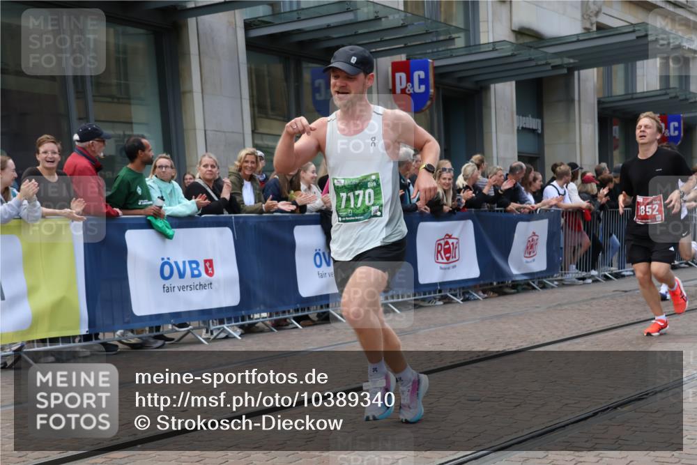 13.09.2026 - 21. swb-Marathon Bremen Strokosch-Dieckow http://msf.ph/oto/10389340 13.09.2026 12:59:53 Ziel 603, 671, 735, 912, 1571, 1758, 1911, 1930, 2683, 5776, 7015, 7170, 8689, 126, 277, 466, 807, 862, 1320, 1485, 1852, 4964, 5316, 5828, 6557, 8850, 9153 meine-sportfotos.de