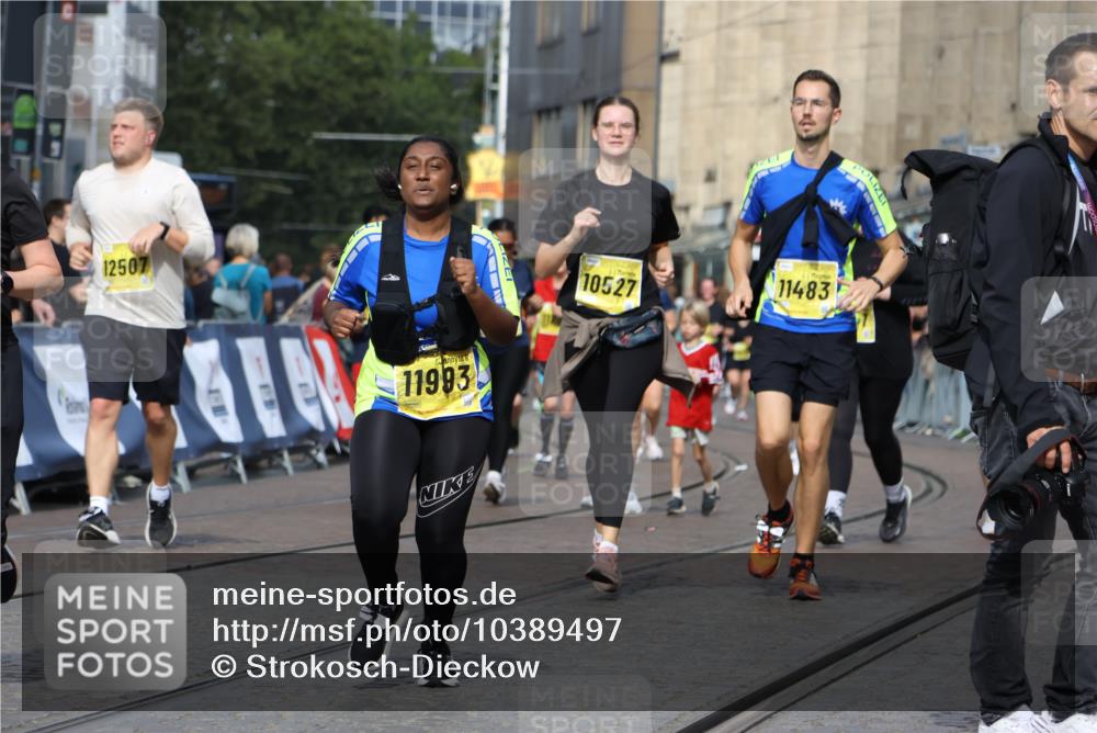 13.09.2026 - 21. swb-Marathon Bremen Strokosch-Dieckow http://msf.ph/oto/10389497 13.09.2026 11:11:08 Ziel 10148, 10163, 10461, 10462, 10547, 10792, 10911, 11043, 11047, 11309, 11327, 11335, 11465, 11513, 11583, 11736, 11756, 11846, 10419, 10611, 11036, 11062, 11216, 11231, 11458, 11679, 11745, 11870, 12126, 12148, 12396 meine-sportfotos.de