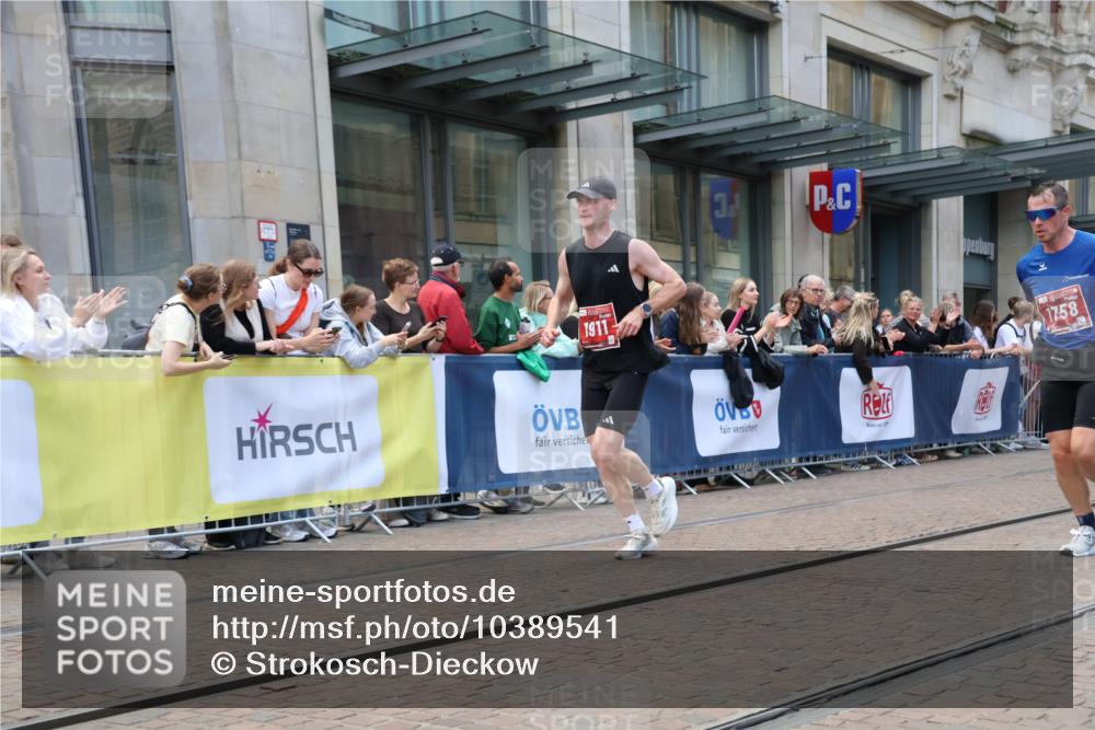 13.09.2026 - 21. swb-Marathon Bremen Strokosch-Dieckow http://msf.ph/oto/10389541 13.09.2026 13:00:17 Ziel 371, 453, 1136, 1550, 1754, 2141, 2683, 4904, 5776, 603, 671, 735, 912, 1571, 1758, 1911, 1930, 7015, 7170, 8689 meine-sportfotos.de