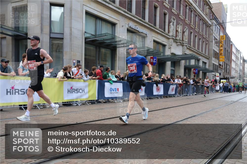 13.09.2026 - 21. swb-Marathon Bremen Strokosch-Dieckow http://msf.ph/oto/10389552 13.09.2026 13:00:17 Ziel 371, 453, 1136, 1550, 1754, 2141, 2683, 4904, 5776, 603, 671, 735, 912, 1571, 1758, 1911, 1930, 7015, 7170, 8689 meine-sportfotos.de