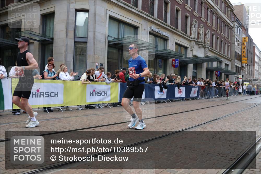 13.09.2026 - 21. swb-Marathon Bremen Strokosch-Dieckow http://msf.ph/oto/10389557 13.09.2026 13:00:18 Ziel 371, 453, 1136, 1550, 1754, 2141, 2683, 4904, 5776, 603, 671, 735, 912, 1571, 1758, 1911, 1930, 2683, 5776, 7015, 7170, 8689 meine-sportfotos.de
