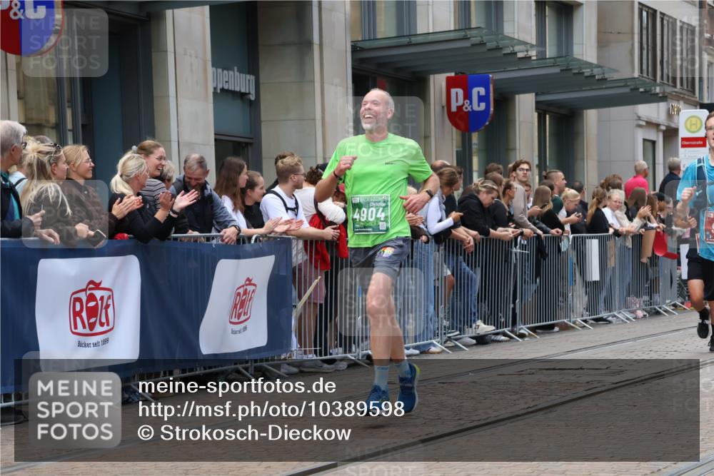 13.09.2026 - 21. swb-Marathon Bremen Strokosch-Dieckow http://msf.ph/oto/10389598 13.09.2026 13:00:23 Ziel 371, 453, 1136, 1550, 1754, 2141, 4904, 8749, 9849, 603, 671, 912, 1571, 1758, 1911, 1930, 2683, 5776, 7015, 7170, 8689 meine-sportfotos.de
