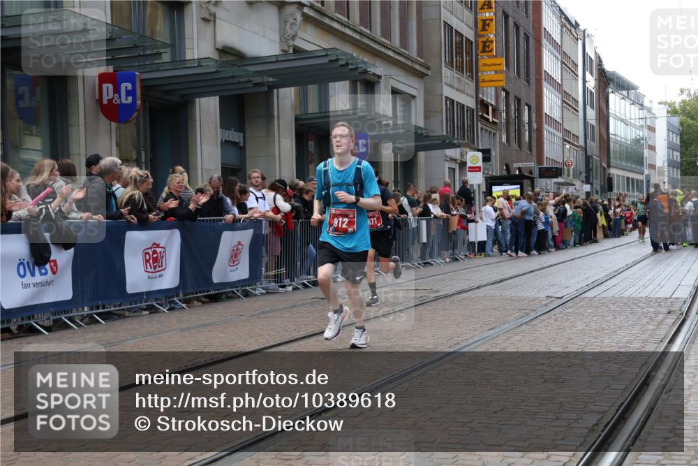 13.09.2026 - 21. swb-Marathon Bremen Strokosch-Dieckow http://msf.ph/oto/10389618 13.09.2026 13:00:25 Ziel 371, 453, 1136, 1550, 1754, 2141, 4904, 8749, 9849, 671, 912, 1571, 1758, 1911, 2683, 5776, 7015, 7170, 8689 meine-sportfotos.de