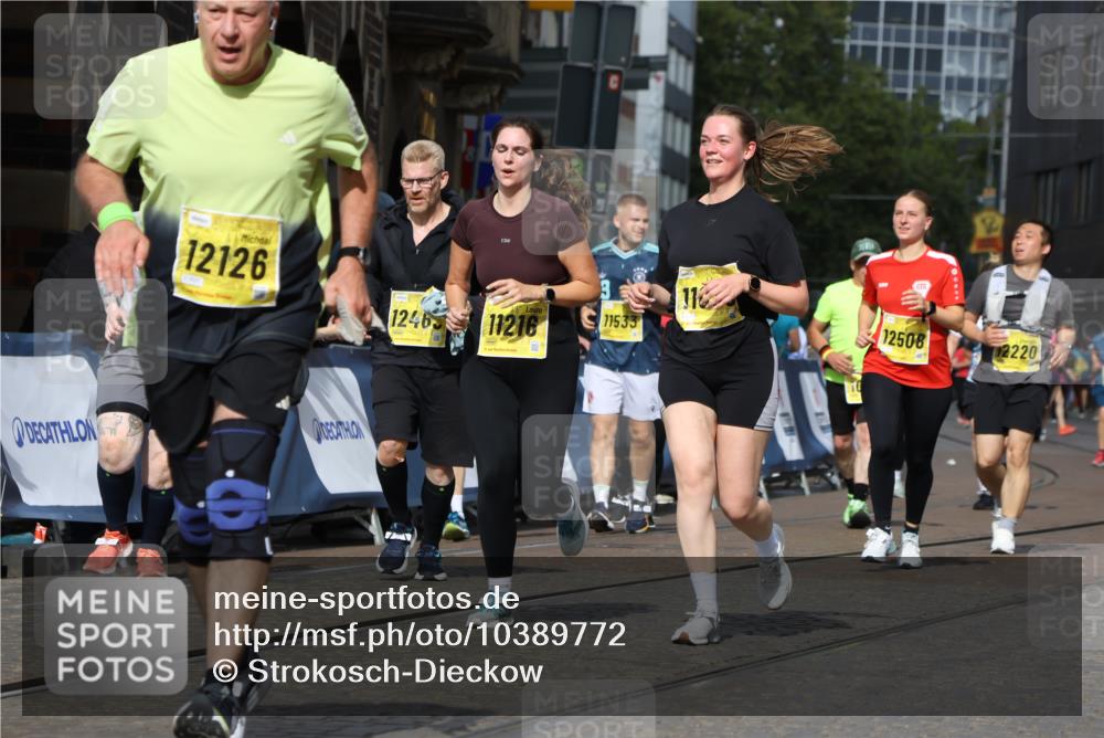 13.09.2026 - 21. swb-Marathon Bremen Strokosch-Dieckow http://msf.ph/oto/10389772 13.09.2026 11:11:30 Ziel 10313, 10419, 10527, 10611, 10644, 10653, 11062, 11141, 11231, 11458, 11483, 11679, 11691, 11745, 11993, 12148, 12396, 12401, 12507, 10155, 10510, 10511, 10552, 10616, 10977, 11239, 11533, 11927, 12082, 12286, 12311, 12336, 12553 meine-sportfotos.de