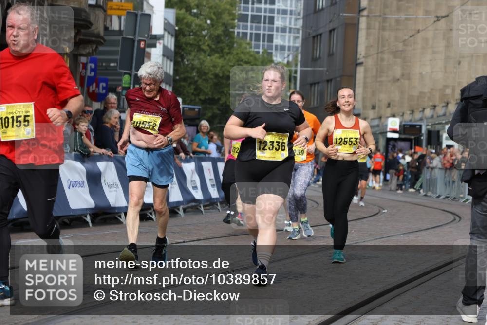 13.09.2026 - 21. swb-Marathon Bremen Strokosch-Dieckow http://msf.ph/oto/10389857 13.09.2026 11:11:43 Ziel 10419, 10510, 10546, 10611, 10977, 11036, 11216, 11231, 11289, 11458, 11702, 11745, 11870, 12126, 12148, 12220, 12311, 12464, 12508, 10582 meine-sportfotos.de