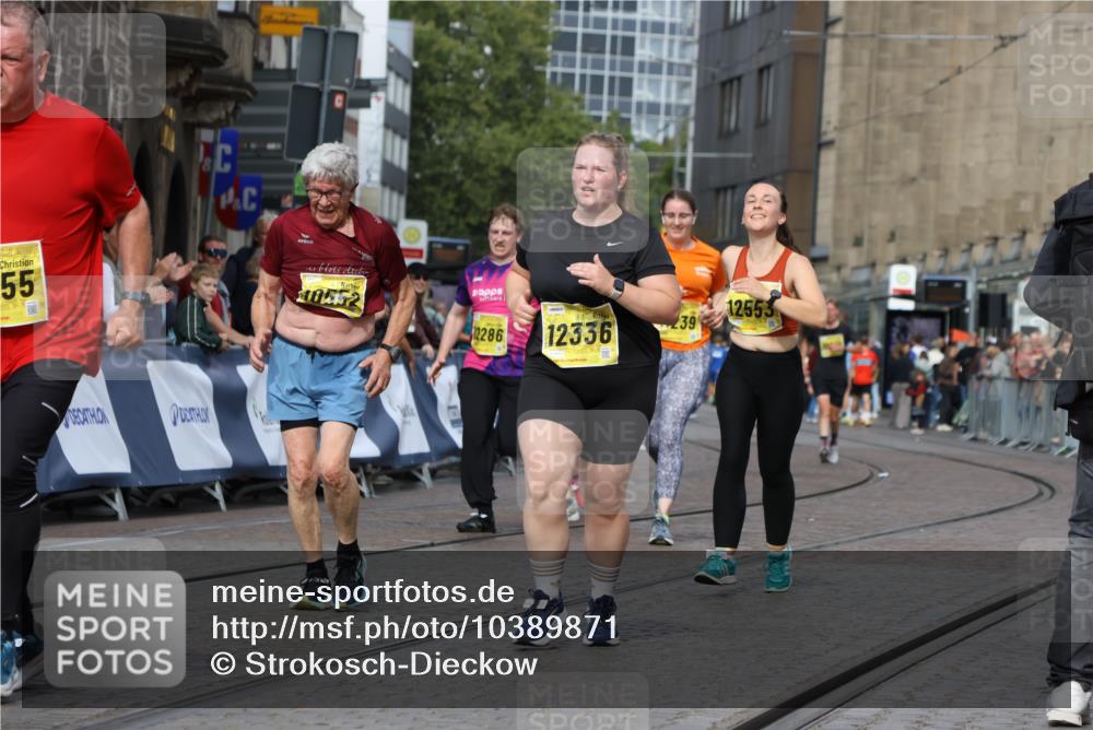 13.09.2026 - 21. swb-Marathon Bremen Strokosch-Dieckow http://msf.ph/oto/10389871 13.09.2026 11:11:43 Ziel 10419, 10510, 10546, 10611, 10977, 11036, 11216, 11231, 11289, 11458, 11702, 11745, 11870, 12126, 12148, 12220, 12311, 12464, 12508, 10582 meine-sportfotos.de