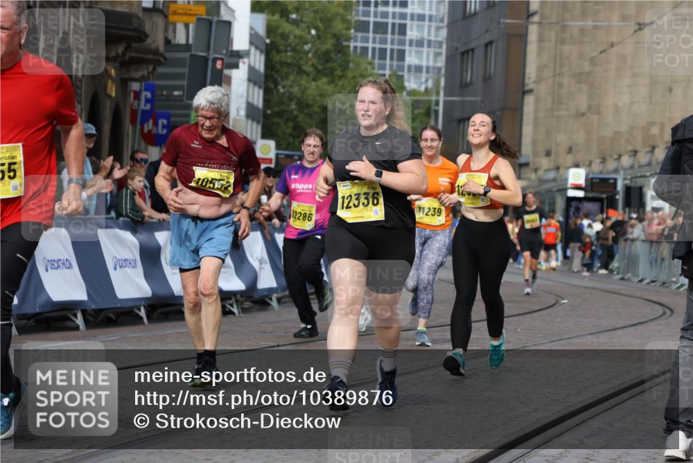 13.09.2026 - 21. swb-Marathon Bremen Strokosch-Dieckow http://msf.ph/oto/10389876 13.09.2026 11:11:43 Ziel 10419, 10510, 10546, 10611, 10977, 11036, 11216, 11231, 11289, 11458, 11702, 11745, 11870, 12126, 12148, 12220, 12311, 12464, 12508, 10582 meine-sportfotos.de