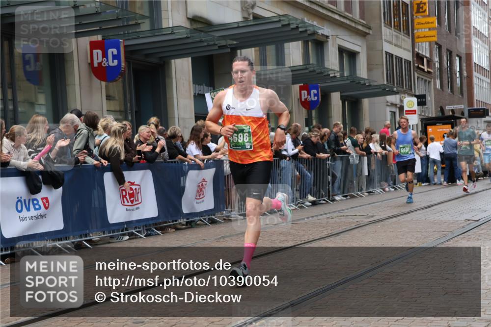 13.09.2026 - 21. swb-Marathon Bremen Strokosch-Dieckow http://msf.ph/oto/10390054 13.09.2026 13:01:36 Ziel 1614, 1667, 4696, 4739, 5601, 7950, 9137, 9233, 1411, 4118, 4328, 5369, 5996, 7950, 13063, 13168 meine-sportfotos.de
