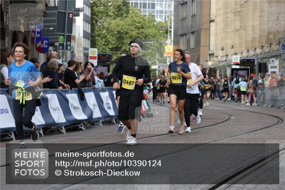 13.09.2026 - 21. swb-Marathon Bremen Strokosch-Dieckow http://msf.ph/oto/10390124 13.09.2026 11:12:39 Ziel 10213, 10406, 10414, 10909, 11052, 11633, 11716, 12012, 12327, 10483, 11657, 11671, 11832, 12234, 12423 meine-sportfotos.de