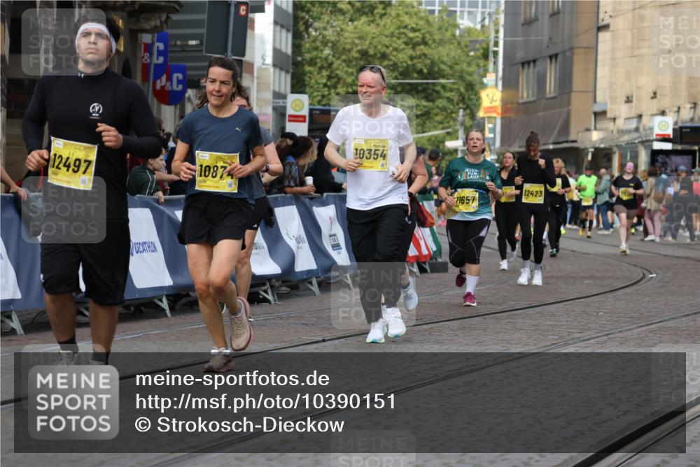 13.09.2026 - 21. swb-Marathon Bremen Strokosch-Dieckow http://msf.ph/oto/10390151 13.09.2026 11:12:43 Ziel 10213, 10406, 10414, 10909, 11052, 11633, 11716, 12327, 10483, 11606, 11671, 11832, 12050, 12423 meine-sportfotos.de
