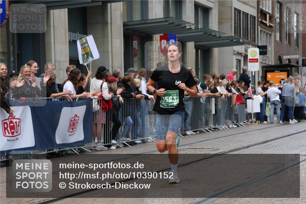 13.09.2026 - 21. swb-Marathon Bremen Strokosch-Dieckow http://msf.ph/oto/10390152 13.09.2026 13:02:02 Ziel 9583, 1614, 1667, 4696, 4739, 5601, 9137, 9233 meine-sportfotos.de