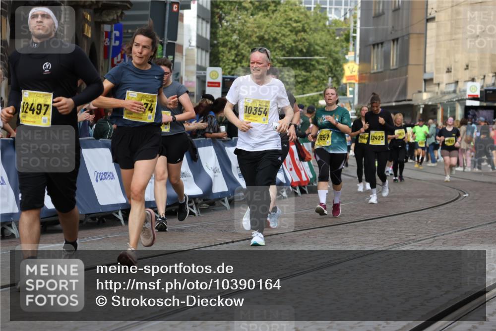 13.09.2026 - 21. swb-Marathon Bremen Strokosch-Dieckow http://msf.ph/oto/10390164 13.09.2026 11:12:43 Ziel 10213, 10406, 10414, 10909, 11052, 11633, 11716, 12327, 10483, 11606, 11671, 11832, 12050, 12423 meine-sportfotos.de