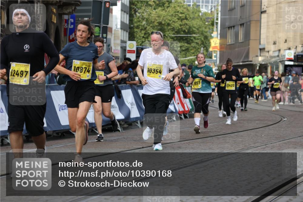 13.09.2026 - 21. swb-Marathon Bremen Strokosch-Dieckow http://msf.ph/oto/10390168 13.09.2026 11:12:43 Ziel 10213, 10406, 10414, 10909, 11052, 11633, 11716, 12327, 10483, 11606, 11671, 11832, 12050, 12423 meine-sportfotos.de