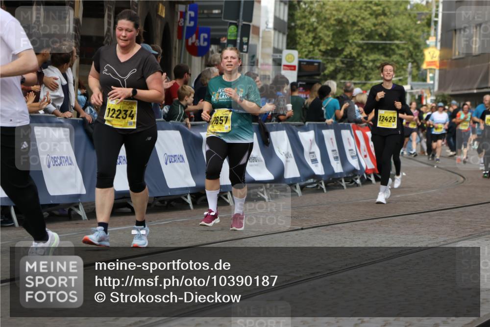 13.09.2026 - 21. swb-Marathon Bremen Strokosch-Dieckow http://msf.ph/oto/10390187 13.09.2026 11:12:46 Ziel 10213, 10406, 10414, 10874, 10875, 10909, 11052, 11090, 11633, 11716, 12327, 10483, 10893, 11606, 11627, 11671, 11832, 12050, 12060, 12423 meine-sportfotos.de
