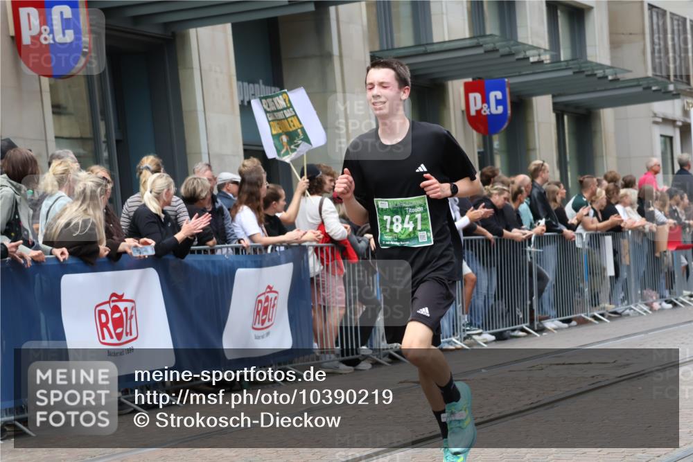 13.09.2026 - 21. swb-Marathon Bremen Strokosch-Dieckow http://msf.ph/oto/10390219 13.09.2026 13:02:21 Ziel 1795, 1850, 3609, 6918, 7841, 13237, 1667, 9583 meine-sportfotos.de