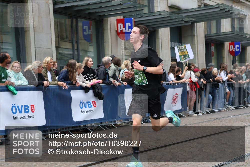 13.09.2026 - 21. swb-Marathon Bremen Strokosch-Dieckow http://msf.ph/oto/10390227 13.09.2026 13:02:21 Ziel 1795, 1850, 3609, 6918, 7841, 13237, 1667, 9583 meine-sportfotos.de