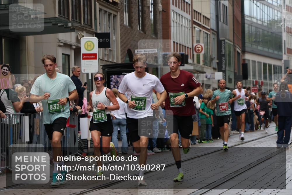 13.09.2026 - 21. swb-Marathon Bremen Strokosch-Dieckow http://msf.ph/oto/10390287 13.09.2026 13:02:40 Ziel 1381, 1850, 1862, 6918, 7265, 8319, 8325, 8331, 8756, 9200, 1795, 1850, 3609, 7841, 13237 meine-sportfotos.de