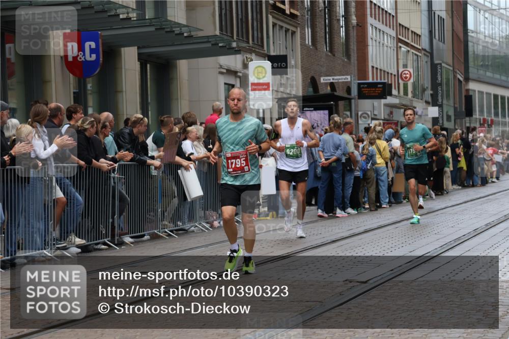 13.09.2026 - 21. swb-Marathon Bremen Strokosch-Dieckow http://msf.ph/oto/10390323 13.09.2026 13:02:46 Ziel 1381, 1862, 7265, 7478, 8028, 8319, 8325, 8331, 8756, 9200, 1795, 1850, 3609, 6918, 7841, 13237 meine-sportfotos.de