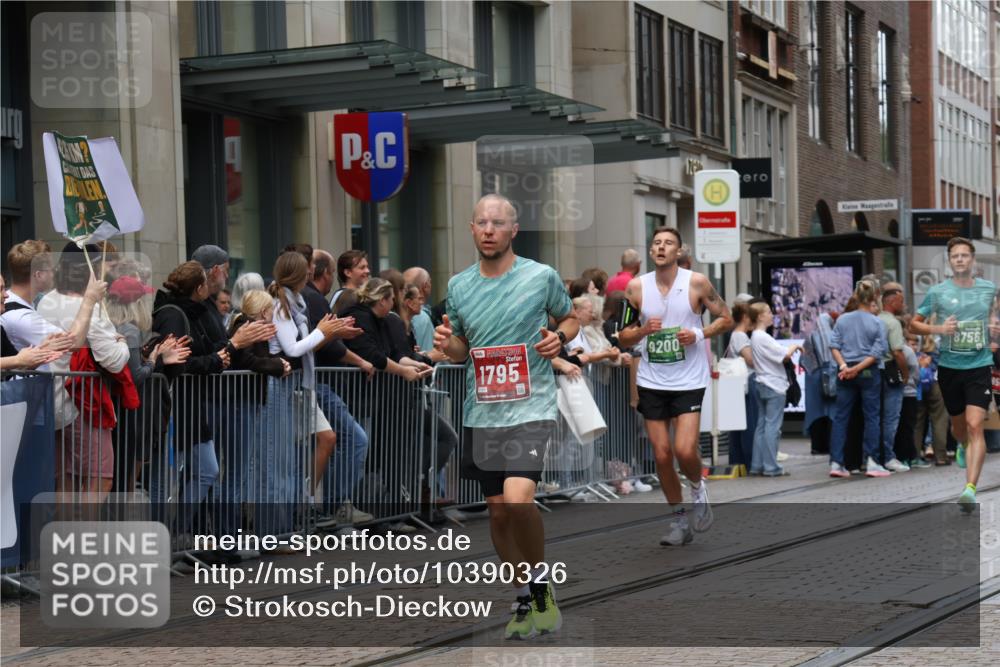 13.09.2026 - 21. swb-Marathon Bremen Strokosch-Dieckow http://msf.ph/oto/10390326 13.09.2026 13:02:47 Ziel 1381, 1862, 7206, 7265, 7478, 8028, 8319, 8325, 8331, 8756, 9200, 1795, 1850, 3609, 6918, 7841, 13237 meine-sportfotos.de