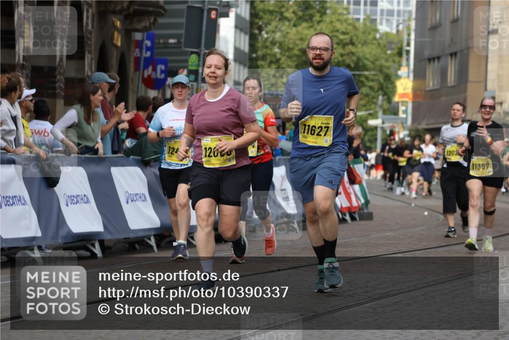 13.09.2026 - 21. swb-Marathon Bremen Strokosch-Dieckow http://msf.ph/oto/10390337 13.09.2026 11:13:08 Ziel 10354, 10483, 10743, 11606, 11657, 11671, 11832, 12050, 12234, 12423, 12497, 11048 meine-sportfotos.de
