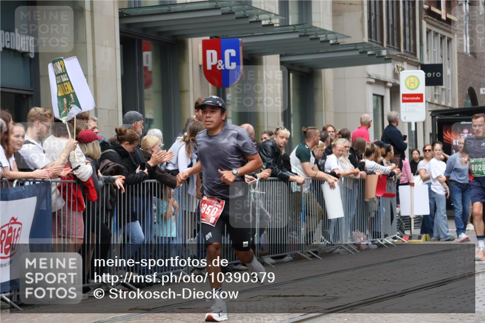 13.09.2026 - 21. swb-Marathon Bremen Strokosch-Dieckow http://msf.ph/oto/10390379 13.09.2026 13:02:53 Ziel 7206, 7478, 8028, 8331, 8756, 9200, 1381, 1795, 1850, 1862, 3609, 6918, 7265, 7841, 8319, 8325, 8331, 13237 meine-sportfotos.de