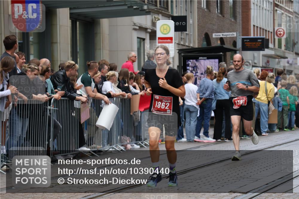 13.09.2026 - 21. swb-Marathon Bremen Strokosch-Dieckow http://msf.ph/oto/10390440 13.09.2026 13:03:05 Ziel 1372, 1950, 3092, 7206, 7478, 7715, 8028, 1381, 1850, 1862, 6918, 7265, 8319, 8325, 8331, 8756, 9200 meine-sportfotos.de