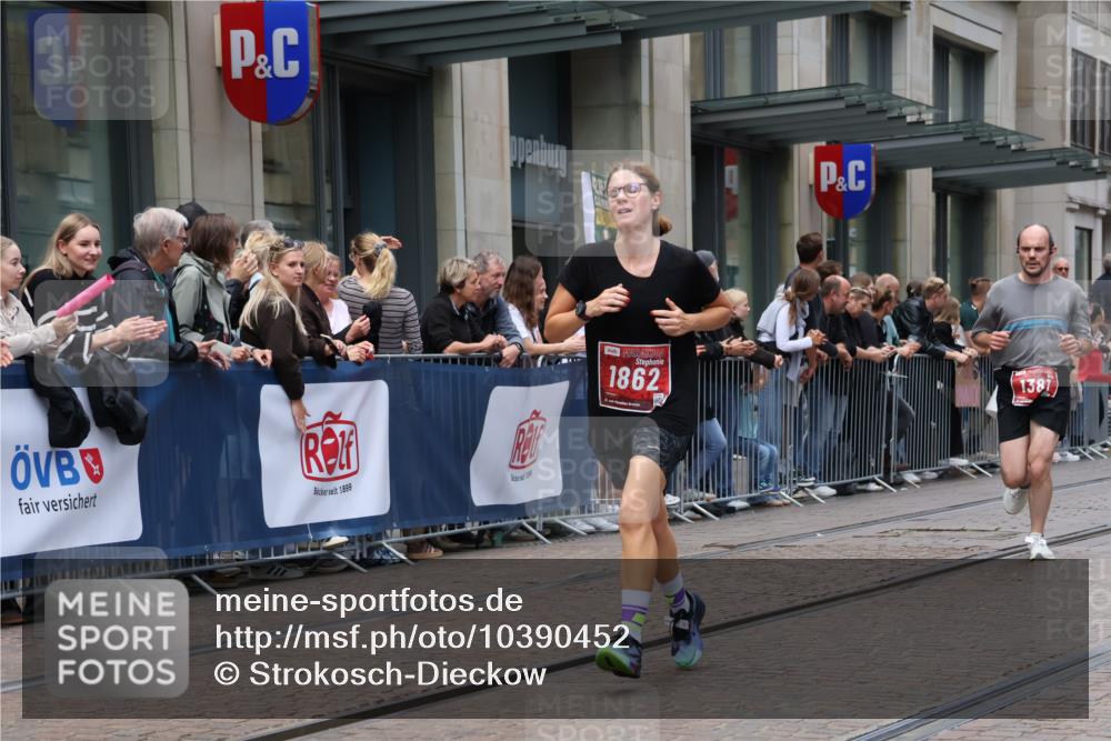 13.09.2026 - 21. swb-Marathon Bremen Strokosch-Dieckow http://msf.ph/oto/10390452 13.09.2026 13:03:08 Ziel 1372, 1950, 3092, 5024, 5719, 7206, 7478, 7715, 8028, 1381, 1862, 6918, 7265, 8319, 8325, 8331, 8756, 9200 meine-sportfotos.de