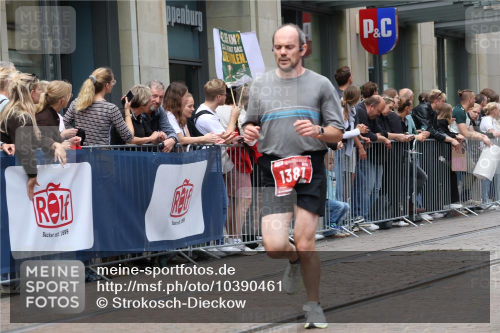 13.09.2026 - 21. swb-Marathon Bremen Strokosch-Dieckow http://msf.ph/oto/10390461 13.09.2026 13:03:09 Ziel 1090, 1372, 1950, 3092, 5024, 5719, 7206, 7478, 7715, 8028, 1381, 1862, 6918, 7265, 8028, 8319, 8325, 8331, 8756, 9200 meine-sportfotos.de