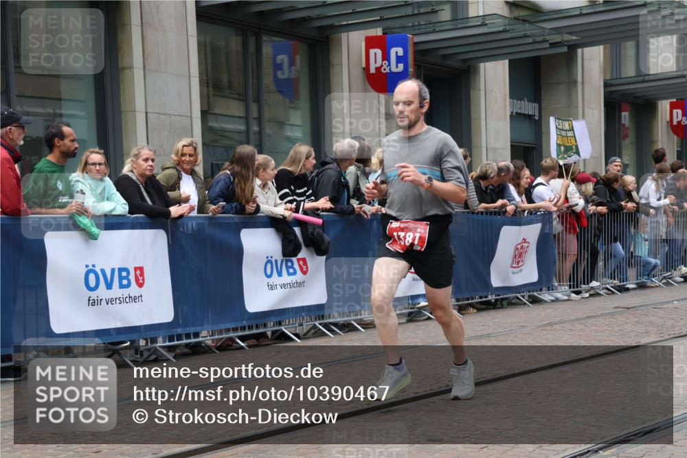 13.09.2026 - 21. swb-Marathon Bremen Strokosch-Dieckow http://msf.ph/oto/10390467 13.09.2026 13:03:10 Ziel 1090, 1372, 1950, 3092, 5024, 5719, 7206, 7478, 7715, 1381, 1862, 6918, 7265, 8028, 8319, 8325, 8331, 8756, 9200 meine-sportfotos.de