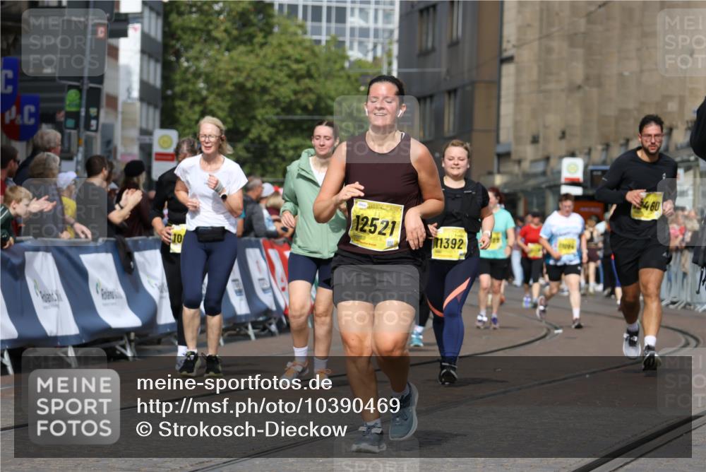 13.09.2026 - 21. swb-Marathon Bremen Strokosch-Dieckow http://msf.ph/oto/10390469 13.09.2026 11:13:32 Ziel 10804, 11048, 11357, 12393, 12418, 10330, 10766, 10889, 11078, 11084, 11999, 12010 meine-sportfotos.de