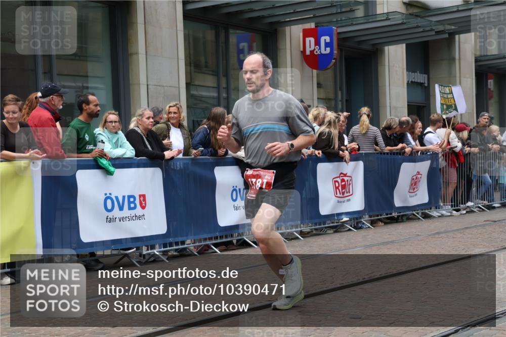 13.09.2026 - 21. swb-Marathon Bremen Strokosch-Dieckow http://msf.ph/oto/10390471 13.09.2026 13:03:10 Ziel 1090, 1372, 1950, 3092, 5024, 5719, 7206, 7478, 7715, 1381, 1862, 6918, 7265, 8028, 8319, 8325, 8331, 8756, 9200 meine-sportfotos.de