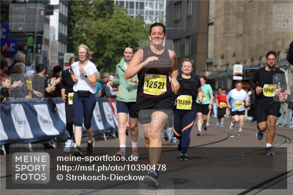 13.09.2026 - 21. swb-Marathon Bremen Strokosch-Dieckow http://msf.ph/oto/10390478 13.09.2026 11:13:32 Ziel 10804, 11048, 11357, 12393, 12418, 10330, 10766, 10889, 11078, 11084, 11999, 12010 meine-sportfotos.de