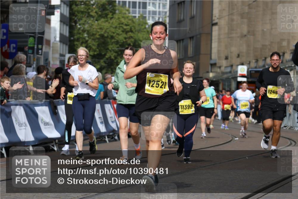 13.09.2026 - 21. swb-Marathon Bremen Strokosch-Dieckow http://msf.ph/oto/10390481 13.09.2026 11:13:32 Ziel 10804, 11048, 11357, 12393, 12418, 10330, 10766, 10889, 11078, 11084, 11999, 12010 meine-sportfotos.de
