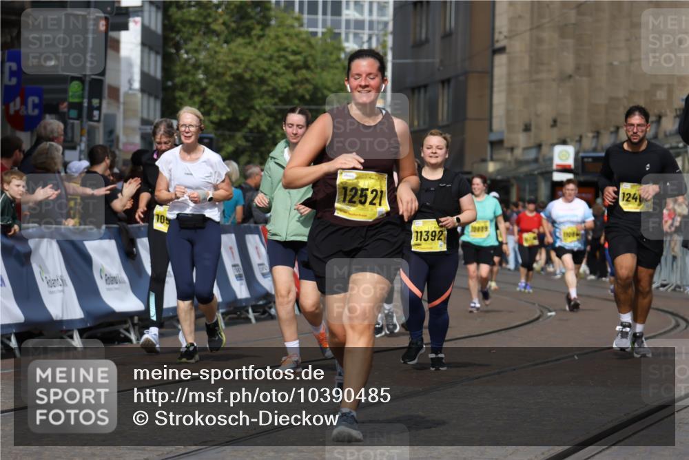 13.09.2026 - 21. swb-Marathon Bremen Strokosch-Dieckow http://msf.ph/oto/10390485 13.09.2026 11:13:32 Ziel 10804, 11048, 11357, 12393, 12418, 10330, 10766, 10889, 11078, 11084, 11999, 12010 meine-sportfotos.de