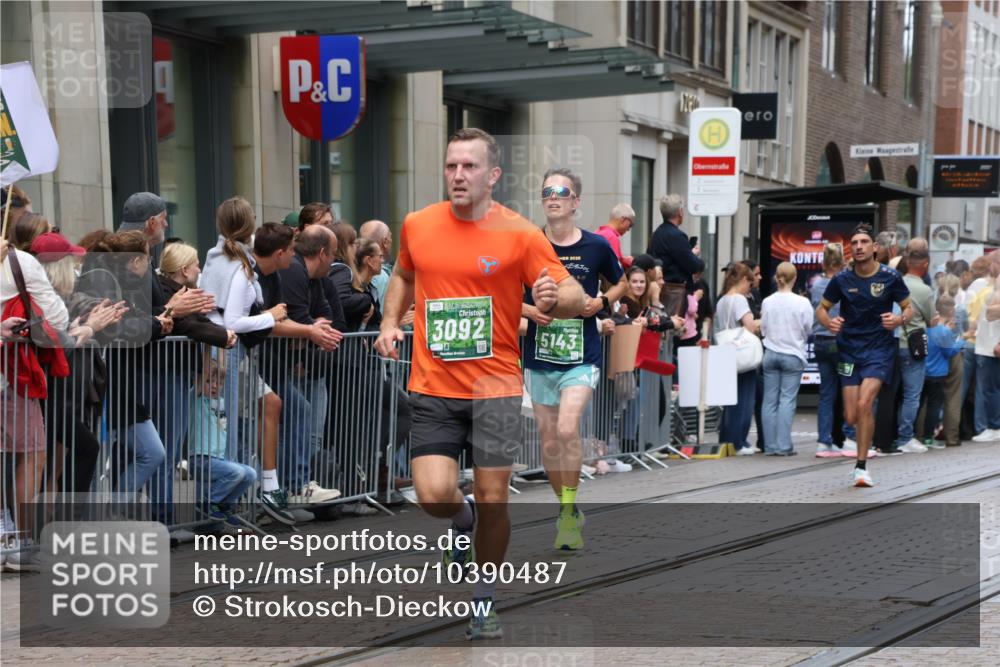 13.09.2026 - 21. swb-Marathon Bremen Strokosch-Dieckow http://msf.ph/oto/10390487 13.09.2026 13:03:20 Ziel 1090, 1372, 1587, 1950, 3092, 5024, 5143, 5719, 6973, 7715, 8096, 7206, 7478, 8028, 8756, 9200 meine-sportfotos.de
