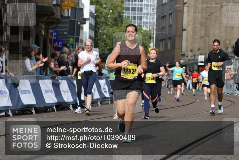 13.09.2026 - 21. swb-Marathon Bremen Strokosch-Dieckow http://msf.ph/oto/10390489 13.09.2026 11:13:33 Ziel 10804, 11048, 11357, 12393, 12418, 10330, 10766, 10889, 11078, 11084, 11999, 12010 meine-sportfotos.de