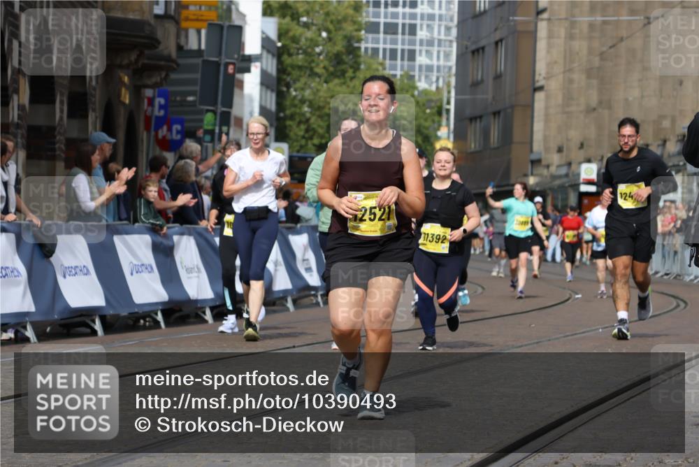 13.09.2026 - 21. swb-Marathon Bremen Strokosch-Dieckow http://msf.ph/oto/10390493 13.09.2026 11:13:33 Ziel 10804, 11048, 11357, 12393, 12418, 10330, 10766, 10889, 11078, 11084, 11999, 12010 meine-sportfotos.de