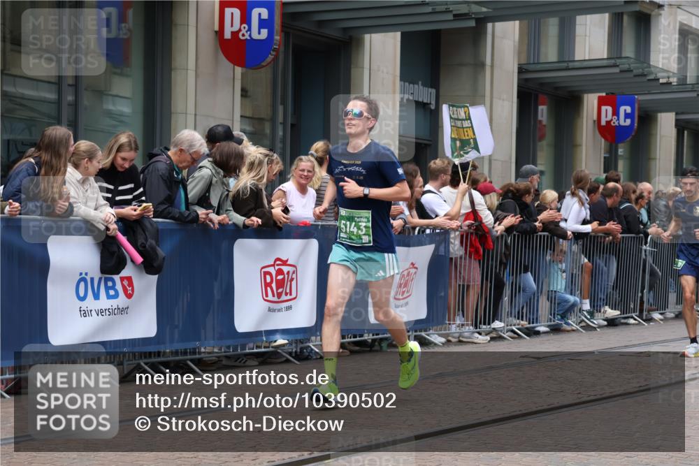 13.09.2026 - 21. swb-Marathon Bremen Strokosch-Dieckow http://msf.ph/oto/10390502 13.09.2026 13:03:22 Ziel 1090, 1587, 1950, 3092, 5024, 5143, 5719, 6973, 7715, 8096, 1372, 7206, 7478, 7715, 8028, 8756, 9200 meine-sportfotos.de